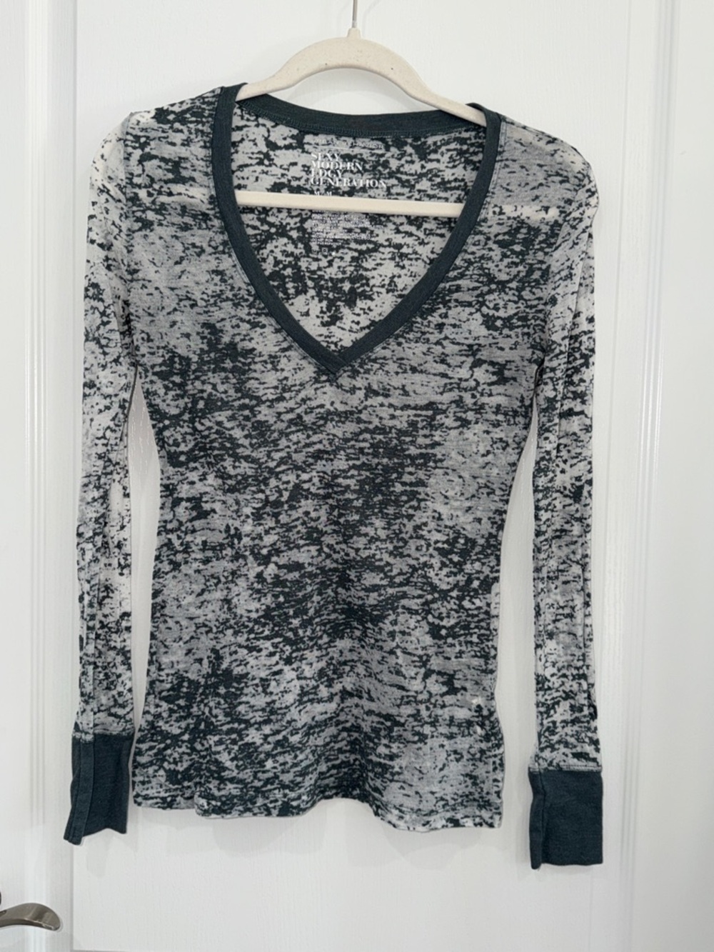 Urban Behavior Long Sleeve V-Neck Women's Top in gray y2k size medium
